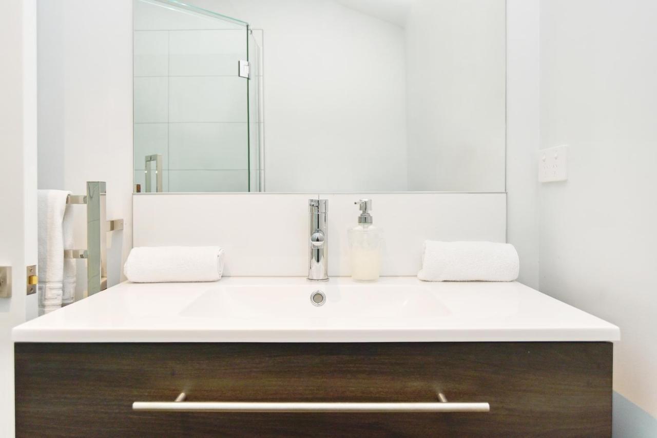 Salisbury Style - Modern City Apartment - Christchurch Holiday Homes 외부 사진